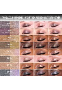 Huit paires d'yeux présentant divers duos d'ombres à paupières dans des couleurs variées, y compris des nuances de taupe, d'or, de rose et de violet avec des finitions scintillantes.