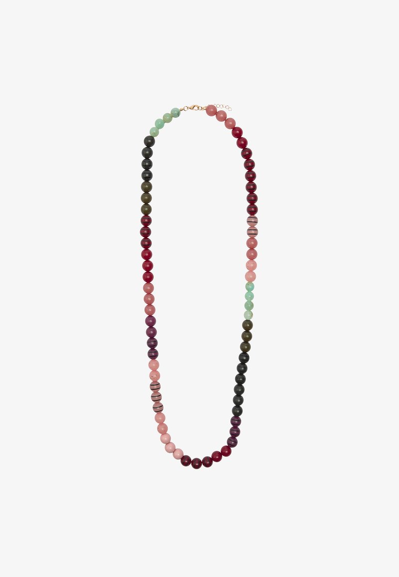 Naszyjnik z koralików z okrągłymi kamieniami w odcieniach różu, zieleni, czerwieni i fioletu, z zapięciem w kolorze złotym oraz paskowanym wzorem na niektórych koralikach.