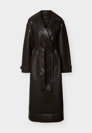 Mørk brun lang lær trenchcoat med brede slag, dobbeltradede knapper, belte i midjen og mansjettstropper, vist på hvit bakgrunn.