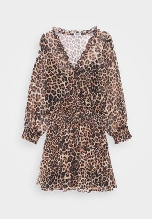 Vestido de estampado de leopardo en material ligero y translúcido con mangas largas, escote con volantes y cintura fruncida. Falda de volantes con borde ondulado.