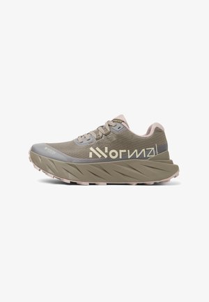 Sportowy sneaker w beżowym i szarym kolorze z grubą, teksturowaną podeszwą, sznurowanym designem i logo marki z boku, zaprojektowany do biegania w terenie.