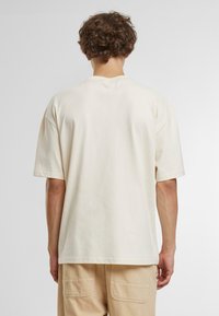 PEQUS CHEST LOGO  - T-shirts med print - cream