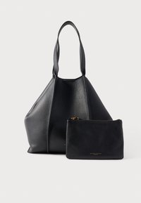 Melna ādas tote soma ar reljefu virsmu, plata atvēruma un divām garām rokturi; komplektā ietilpst saskaņota somiņa ar rāvējslēdzēju.