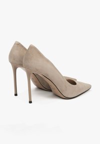 Beige suède hakken met een puntige teen en een 10 cm hoge stilettohak. Heeft een klassiek ontwerp en een gladde textuur, met minimale accenten.
