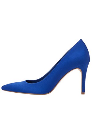 Chaussure à talon haut pointu en daim bleu avec talon stiletto fin et semelle beige, vue de profil sur fond blanc.