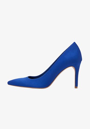 Scarpa con tacco a spillo sottile color camoscio blu, con punta appuntita e suola beige, vista di profilo su sfondo bianco.