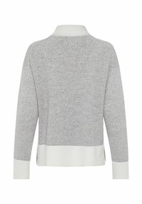 Grijze gebreide trui met een hoge kraag, geribbelde witte manchetten en zoom. Heeft een comfortabele pasvorm en een licht gestructureerde stof met zijsplitten.