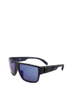 Occhiali da sole sportivi neri con lenti rettangolari blu scuro e aste larghe e robuste con un piccolo logo blu sulle estremità.