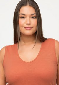 Ulla Popken V-AUSSCHNITT ÄRMELLOS - Denní šaty - apricot