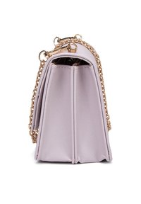 Piccola borsa a tracolla lavanda con design strutturato, materiale sintetico testurizzato, tracolla in catena dorata e chiusura con zip nella parte superiore.