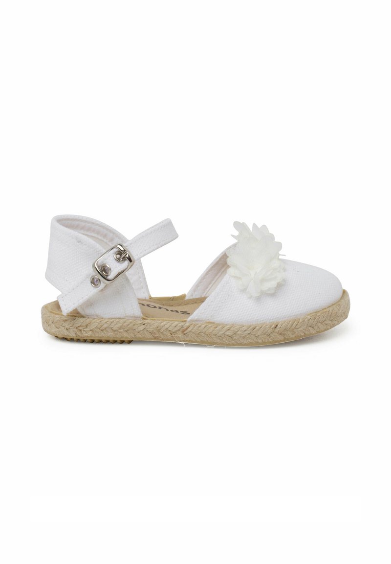 Witte canvas espadrille sandaal met verstelbare enkelband, jute zool en een decoratieve witte stoffen bloem op de teen.
