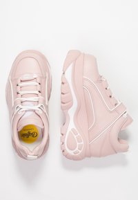 Rosa lädersneakers med en kraftig vit sula, rund tå och snörning framtill. Har texturerade sidodetaljer och logotyp på tungan.