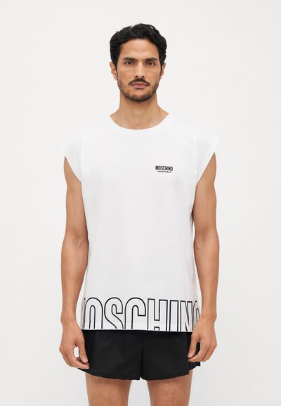 T-shirt sans manches blanc en coton, avec un logo Moschino noir sur la poitrine et une inscription en lettres noires en bas.