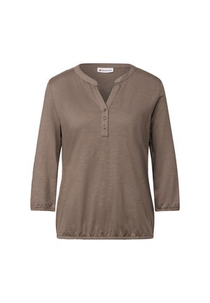 Haut marron à manches longues en tissu doux, avec un col henley et trois boutons, et des manches élastiques. Texture lisse.