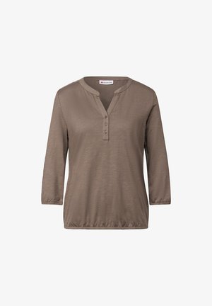 Bruine, lange mouw top van zachte stof, met een henley-halslijn met drie knopen en elastische mouwen. Glad textuur.