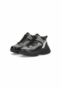 Chaussures de sport noires et grises avec une tige en tissu texturé, des accents en cuir, un bout rond et une épaisse semelle en caoutchouc. Comprend des lacets et des détails de logo.