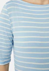 Lichtblauw gestreept shirt met horizontale witte strepen, zachte textuur, en een bootkraag met korte mouwen.