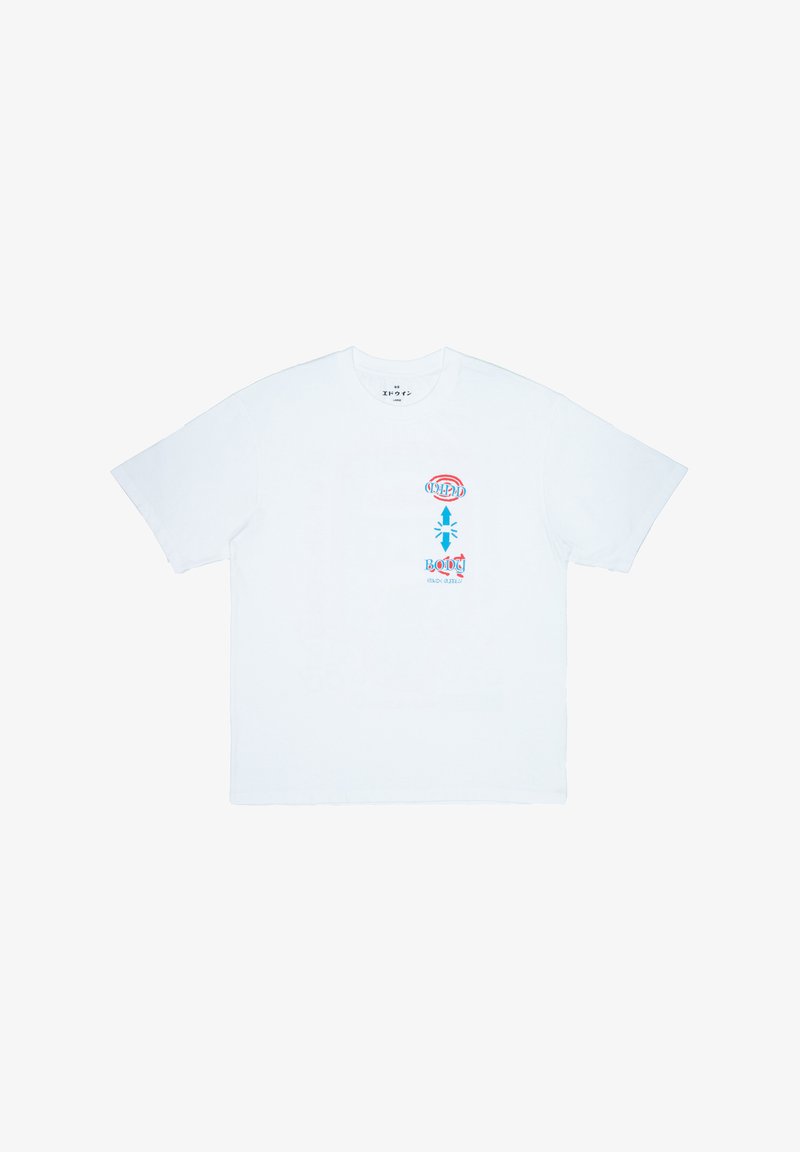 T-shirt bianca in cotone con maniche corte, caratterizzata da testo grafico blu e rosso sul fronte. Collo tondo, vestibilità comoda, texture liscia.