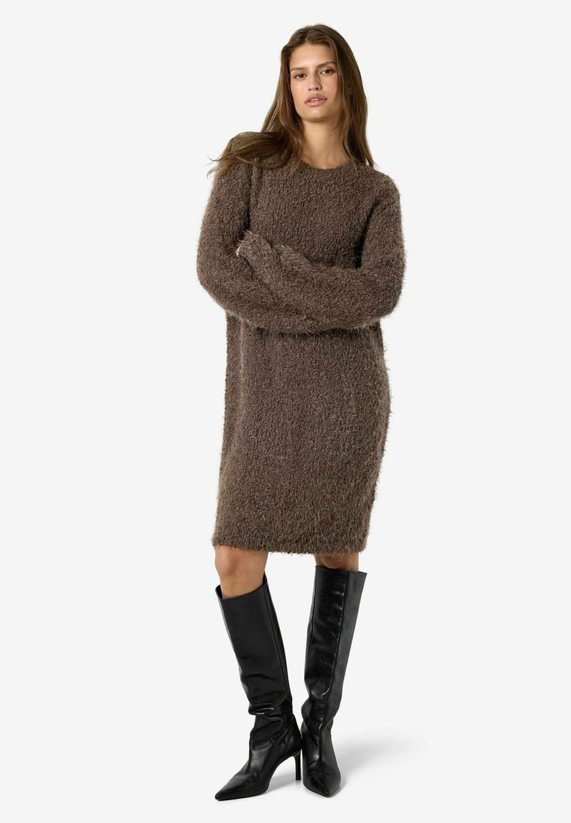 brown fuzzy dress Noisy May NMSASSY L/S O NECK KNIT FWD - Shift dress neck at front with