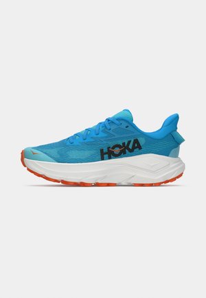 Blauer Sportschuh mit einem strukturierten Mesh-Obermaterial, prominentem schwarzen "HOKA"-Logo, weißer Zwischensohle, orangefarbener Außensohle und gepolstertem Kragen für zusätzlichen Halt.
