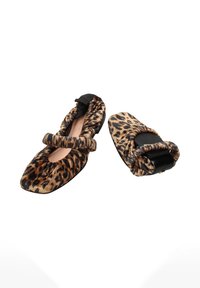 Chaussures plates à imprimé léopard avec une texture duveteuse, design à bout carré et straps élastiques pour un maintien sécurisé. Accents noirs au talon.