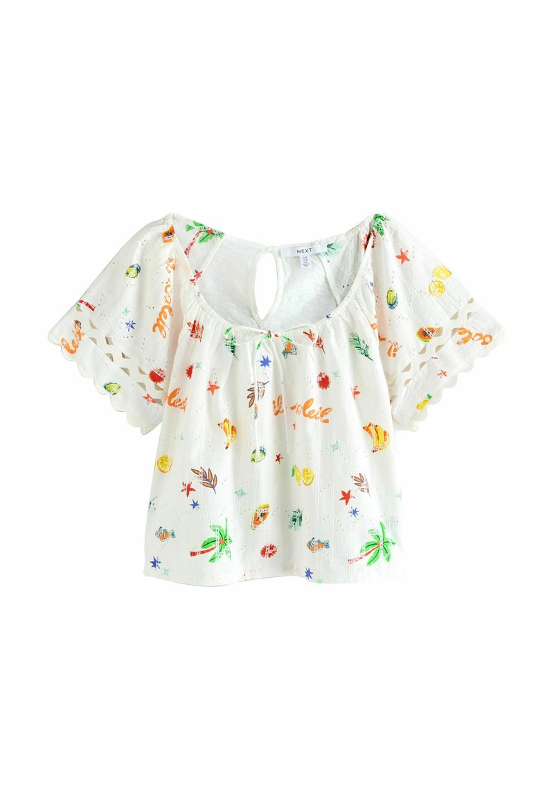 Blouse blanche avec des imprimés tropicaux colorés, manches courtes en forme de papillon, bords festonnés, et une ouverture en forme de clé au dos.