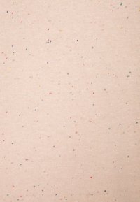 Světlé béžové tkaniny s texturovaným povrchem, na kterém jsou rozmístěny malé vícebarevné skvrnky, jež dodávají vizuální zajímavost.