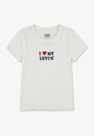 Wit ribgebreid T-shirt met korte mouwen, gegolfde randen en "I love my Levi's"-tekst in zwart en rood op de voorkant.