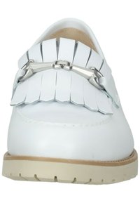 Hvide læder loafers med frynsede detaljer og metalhardware, med rund tå og beige gummisål. Glat finish og enkelt design.
