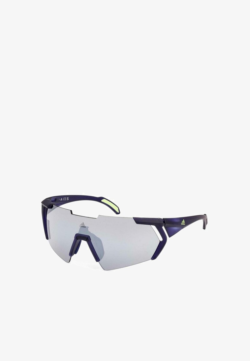 Sportsonnenbrille mit dunkelviolettem Rahmen, großen getönten Gläsern, kantigem Design und grünen Akzenten an den Bügelspitzen.