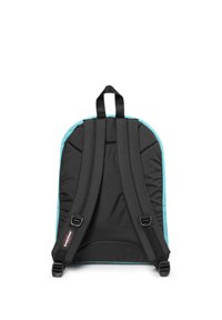 Zaino nero con accenti turchesi, forma curva, spallacci imbottiti e regolabili, e maniglia superiore ad anello per un facile trasporto.