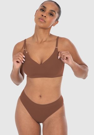 Bruine naadloze bh en hooggelegen bikini-set, gladde textuur, verstelbare banden, v-hals ontwerp, met een minimale hardware accent. 