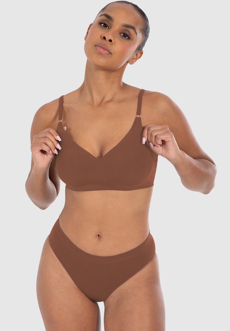 Bruine naadloze bh en hooggelegen bikini-set, gladde textuur, verstelbare banden, v-hals ontwerp, met een minimale hardware accent. 