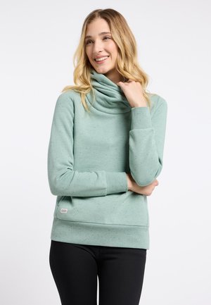 Hellgrüner Cowl-Neck-Pullover aus weichem Stoff mit einer gesprenkelten Textur, ausgestattet mit gerippten Bündchen und einem kleinen Logo an der Seite.
