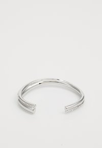 Silver metallarmband med en slät, polerad yta och två rader av små klara stenar på ena sidan för extra detaljer.