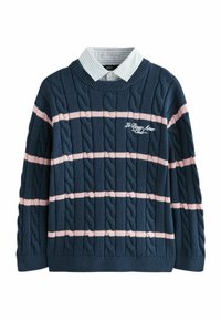 Pull en tricot bleu marine avec motif en câble et rayures horizontales rose clair. Présente une chemise colorée en dessous. Détail de logo brodé.