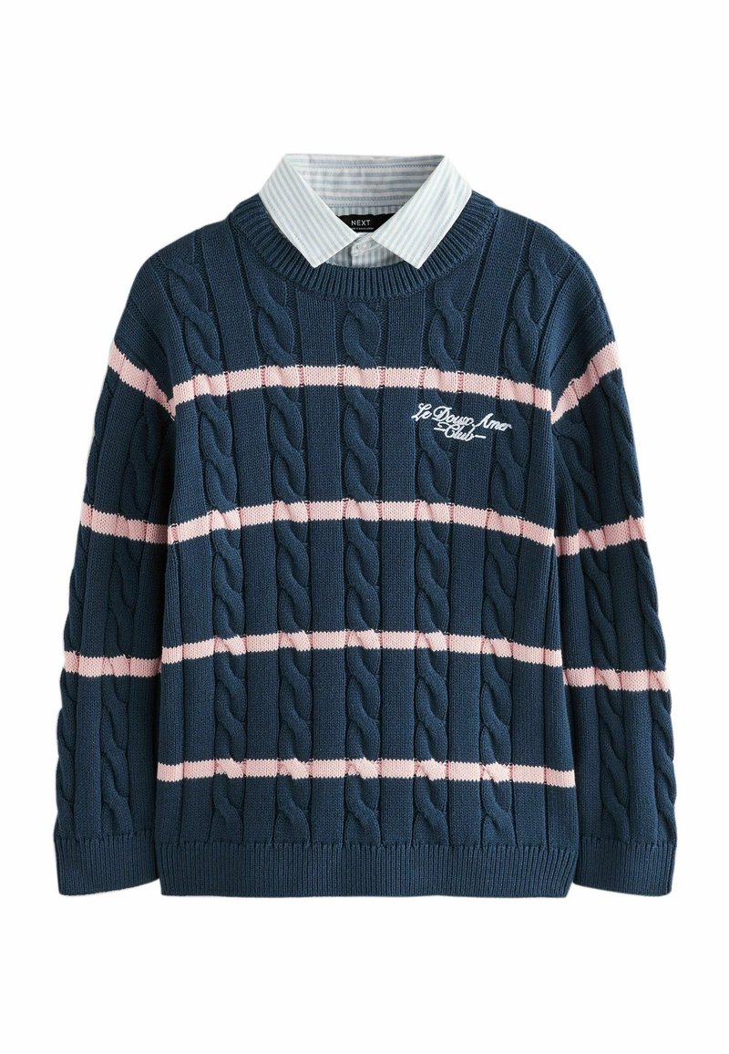 Pull en tricot bleu marine avec motif en câble et rayures horizontales rose clair. Présente une chemise colorée en dessous. Détail de logo brodé.