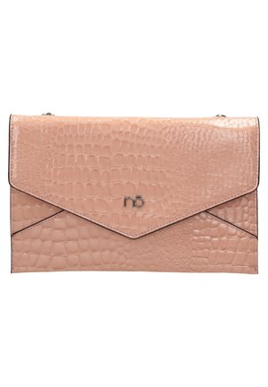 Pochette rettangolare rosa con trama coccodrillo, patta a busta, bordatura nera e piccolo logo metallico "nb" al centro sul davanti.