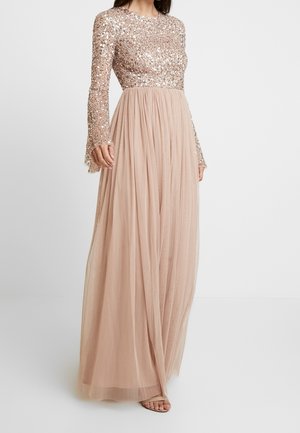 Dlouhé šaty s přiléhavým živůtkem zdobeným flitry a splývavou průsvitnou béžovou sukní z šifonu, s rukávy v podobě zvonů a kulatým výstřihem.