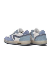 Blauwe en grijze sneakers met een getextureerde suède bovenkant, contrasterende witte accenten en een rubberen zool. Bevat een merkreclame op de hiel.
