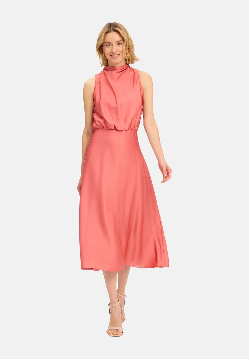 Robe en satin corail avec un col haut, une taille cintrée et une jupe évasée. Comprend un design sans manches et un ourlet à mi-genoux.