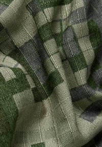 Vävt tyg med ett rutig mönster i mörkgrön, ljusgrön och grå toner. Strukturerad yta med en något glänsande finish.