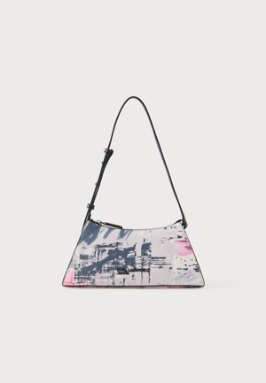 Trīsstūra formas soma ar fakturētu audumu, kurā attēlotas abstraktas zilganas, rozā un baltas krāsas raksti. Melns plecu siksna ar regulējamu aparatūru.