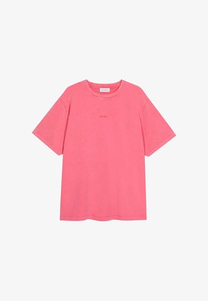 Rózsaszín pamut póló, kerek nyakkivágással, rövid ujjakkal és laza szabással. Középen finom logó található. Sima textúra.
