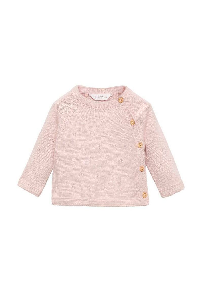 Světle růžový pletený top dlouhého rukávu s kulatým výstřihem, s diagonálním zapínáním na knoflíky a jemným texturovaným vzorem po celé ploše.