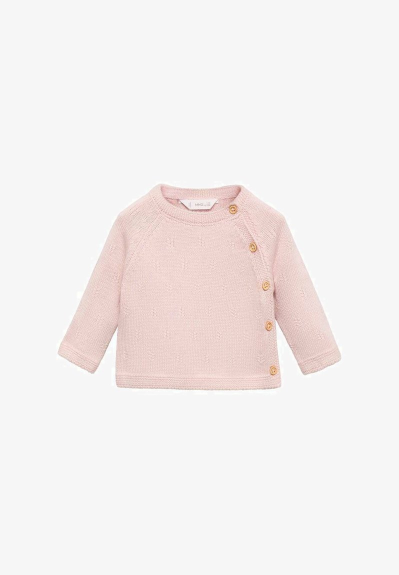 Svetlo roza pletena majica z dolgimi rokavi in okroglo ovratnikom, z diagonalnim zapiranjem na gumb in diskretno teksturo po celotni površini.