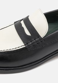 Clarks CRAFTJAMES LO - Sapatos slip-on elegantes - black
