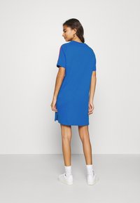 adidas Originals STRIPES SPORTS INSPIRED REGULAR DRESS - Jerseyklänning - bright royal