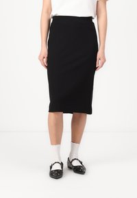 Svart midi blyantskjørt laget av elastisk stoff, med en figursydd silhuett og en sideløsning for bedre bevegelsesfrihet.