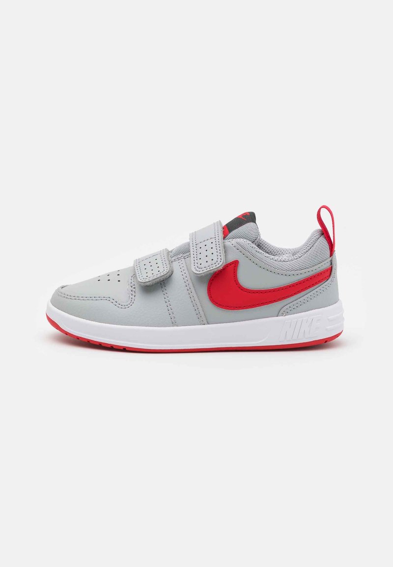 Szare sneakersy z czerwonymi akcentami, z wypukłym wierzchem, podwójnymi rzepami i białą gumową podeszwą. Logo umieszczone z boku.
